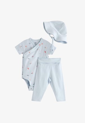 Vaaleansininen vauvan setti, jossa on meriaiheinen printtibody, yksiväriset housut ja siihen sopiva aurinkohattu leukahihnoilla valkoisella taustalla.