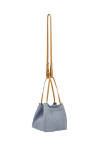 Denim draagtas met rafelige bovenranden, twee bruine leren riemen, geometrische vorm en een textuur oppervlak. Hoofdkleur is lichtblauw.