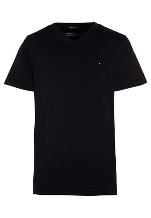 Camiseta negra de manga corta con cuello en V y pequeño logo de Tommy Hilfiger en el lado izquierdo del pecho.
