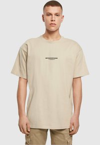 MJ Gonzales METAMORPHOSE  - T-shirts print - wet sand