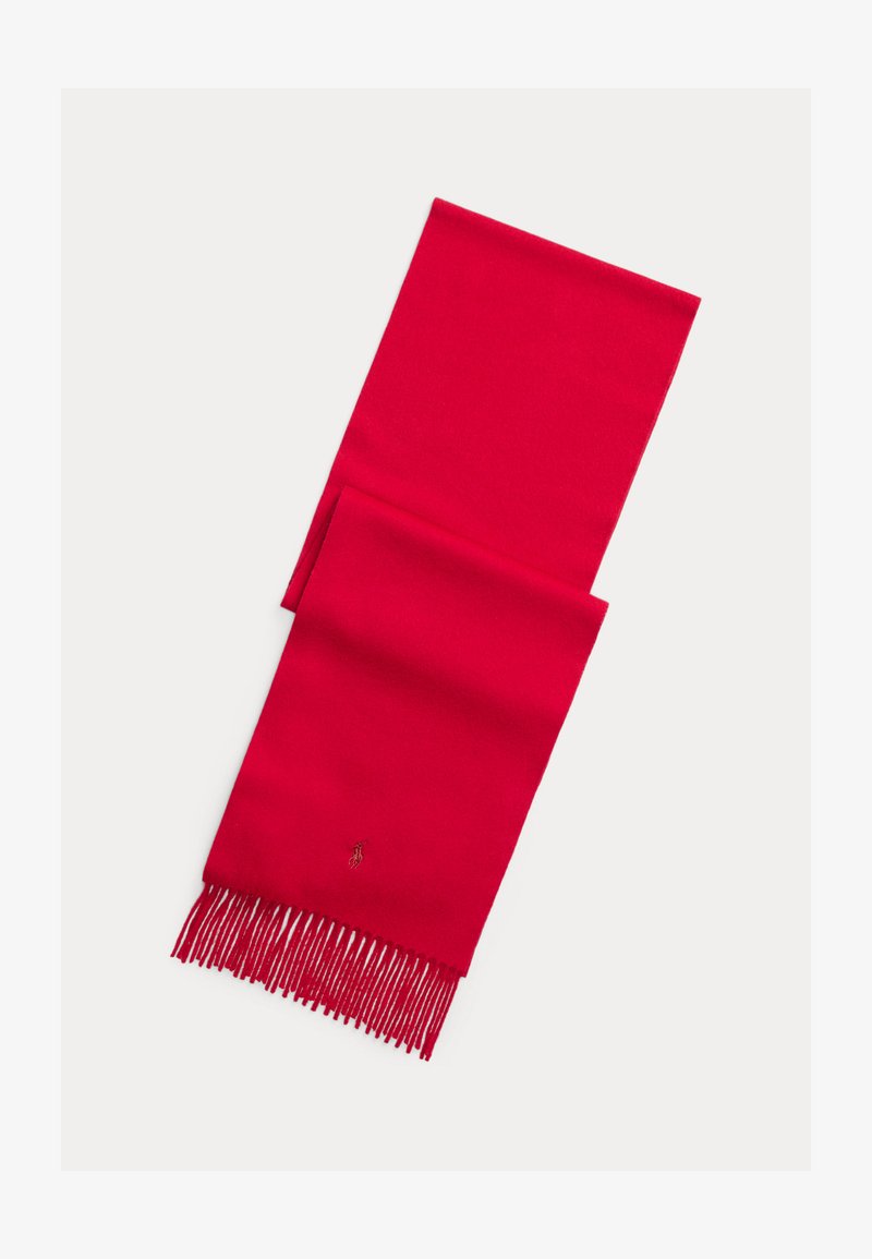 Červený šál z mäkkej tkaniny, s dlhými strapcami na koncoch a malým vyšívaným logom blízko spodnej časti. Hladká textúra.