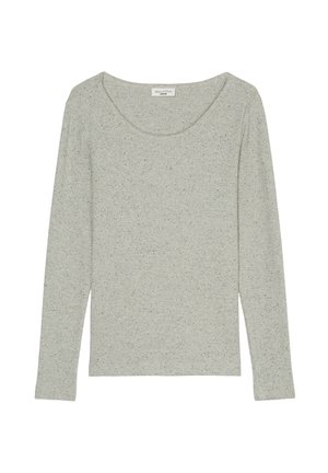 Haut gris clair à manches longues en tissu texturé avec un décolleté en scoop et un motif côtelé. Comprend de petites taches de couleurs plus foncées tout au long.