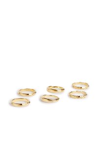 Conjunto de seis anillos de oro con diversos diseños: retorcidos, lisos, con patrones, y uno con un borde texturizado, todos con un acabado pulido.