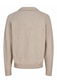 Beige sweater med en blød tekstur, oversized pasform, foldet krave samt ribbet kant ved nederdel og ærmer. Bagsiden viser minimale detaljer.