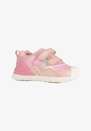 Sneaker rosa e lilla chiaro per bambini piccoli con suola bianca, due fasce in velcro e un'asola sul tallone.