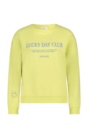 Geel sweatshirt met lange mouwen, voorzien van blauwe tekst die "LUCKY DAY CLUB" leest en een smiley gezichtdetail op de linkermouw.