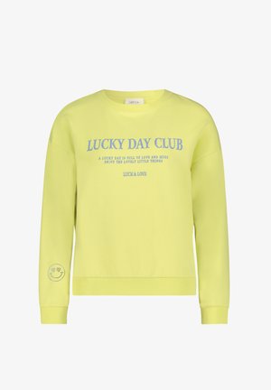 Geel sweatshirt met lange mouwen, voorzien van blauwe tekst die "LUCKY DAY CLUB" leest en een smiley gezichtdetail op de linkermouw.