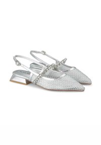 Scarpe slingback argento con punta affusolata, cinturino decorativo simile a diamanti e tomaia in rete sintetica testurizzata. Design con tacco basso e chunky.