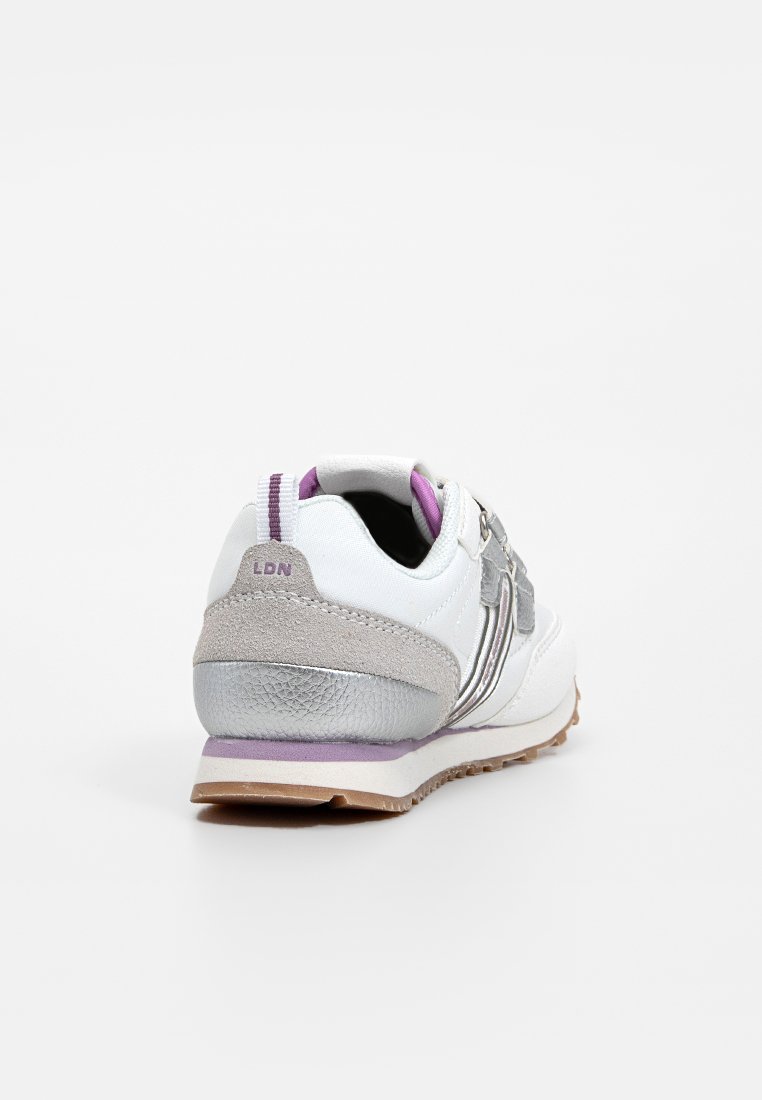 Scarpa sportiva bianca con dettagli argentati e viola, dotata di un tallone in pelle testurizzata e una suola in gomma per la trazione.