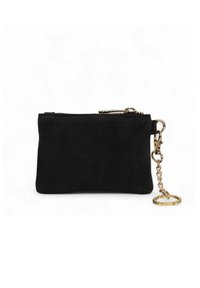 Pochette en suédine noire avec une fermeture éclair dorée, une chaîne et un porte-clés. Texture lisse, forme rectangulaire, design minimaliste.