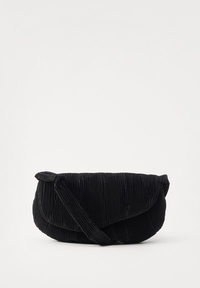 Borsa a tracolla nera plissettata con forma arrotondata, realizzata in tessuto e dotata di un accento annodato sulla tracolla. Presenta una superficie morbida e un design minimalista.