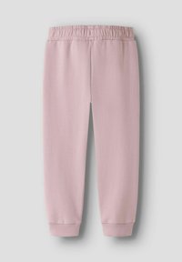 Rozā sporta bikses ar elastīgu jostu, ribotiem aprocēm un gludu tekstūru. Vienkāršs dizains, bez rakstiem vai papildu detaļām.