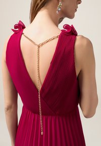 Fuchsia geplooid jurk met een diepe V-rug, versierd met een gouden kettingdetail en bloemaccenten op de schouderbanden.