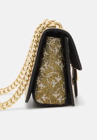 Piccola borsa nera con tracolla in catena dorata, caratterizzata da una parte anteriore testurizzata con motivo oro e bianco. Forma strutturata con chiusura magnetica.