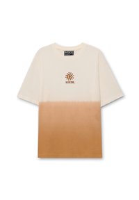 Camiseta de algodón beige con un degradado de crema a marrón claro, que presenta un pequeño gráfico de sol y el logo "HAZE" en marrón en el pecho.