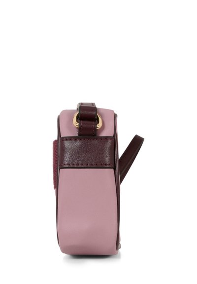 Borsa a tracolla rosa e bordeaux con texture liscia, forma rettangolare e una fibbia con dettagli dorati. Include una tracolla corta per il trasporto.