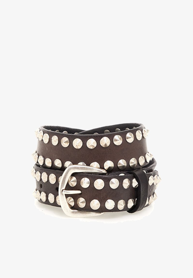 Cintura in pelle nera con borchie metalliche argentate e una fibbia rettangolare in metallo. La cintura presenta diverse file di borchie piatte e appuntite.