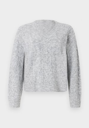 Grijze gebreide trui met een v-hals, voorzien van een gestructureerd patroon en ribbelmanchetten. Losse lange mouwen en cropped lengte. Zacht materiaal.