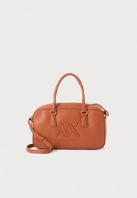 Tan läderhandväska med dubbla topphandtag, avtagbar axelrem, präglad "A|X"-logotyp och rektangulär form. Slät yta, minimala accenter.