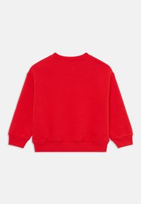 Sweatshirt roșu cu mâneci lungi, decolteu rotund și manșete cu nervuri. Material moale, texturat, cu o croială lejeră și talie elastică.