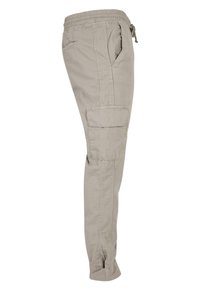 Beige bomullscargo-bukser med elastisk midje, snøring, sidelommer og en cargolomme på låret. Tapered ben og oppbrettede hem.