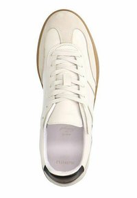 Scarpa sportiva bianca con una tomaia in suede e pelle, punta rotonda, design con lacci e suola in gomma color gum a contrasto.