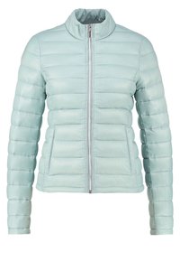 Jasnozielona kurtka puchowa z stojącym kołnierzem, pełnym zapięciem na suwak z przodu i poziomym pikowaniem. Posiada długie rękawy i boczne kieszenie.