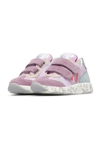 Sneaker viola e rosa con doppie cinghie in velcro, realizzate in materiali scamosciati testurizzati e sintetici, con suola bianca motivo e dettagli in argento.