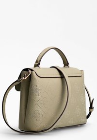 Väriltään vaaleanvihreä, kuvioidusta nahasta valmistettu jämäkkä käsilaukku, jossa on sileä pinta, yläkahva, pitkä olkahihna sekä rei'itetty kukkakuvio.