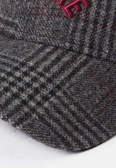 Grå rutete caps med svarte og bordeaux aksenter, laget av en strukturert ullblanding, med buet skjerm og brodert logodetalj.