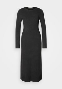 Robe en maille ajustée à manches longues, gris foncé, col rond et longueur midi, présentée sur un fond clair uni.
