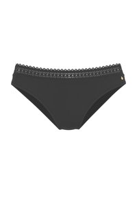 Czarne majtki bikini z falbaniastym koronkowym wykończeniem na talii, gładki materiał i mały złoty akcent z boku.