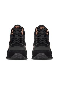 Černé tenisky s kombinací materiálů, se hladkým svrškem, semišovými detaily a měděnými doplňky na tkaničkách a logu.