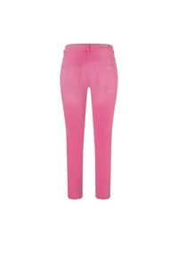 Jeans roses ajustés avec une texture lisse, présentant un design classique à cinq poches et des passants pour ceinture, vus de dos.