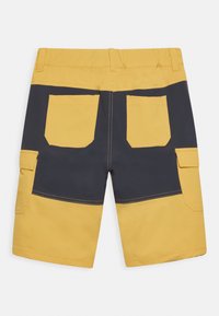 Shorts mit einem Design in Gelb und Marineblau in Blockfarben, ausgestattet mit zwei Gesäßtaschen und einer seitlichen Cargo-Tasche. Aus strapazierfähigem Stoff gefertigt.