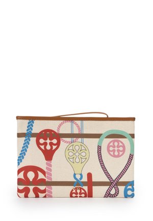 Pochette rectangulaire avec bordure marron, décorée de cordes colorées et de motifs de nœuds circulaires en rouge, jaune, bleu, rose et vert sur fond beige.