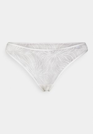 Witte kanten string met een ingewikkeld bladenpatroon, zachte textuur en een gladde tailleband. Het ontwerp is delicaat en semi-doorzichtig.