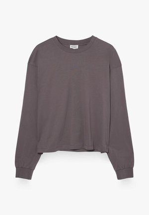 Chemise à manches longues en tissu gris doux et tamisé avec un col rond et des poignets ajustés, présentant une silhouette décontractée et un design minimal.