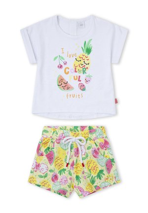 Camiseta blanca para niño pequeño con ilustraciones coloridas de frutas sonrientes y texto, combinada con pantalones cortos amarillos con un patrón multicolor de frutas y cordón.