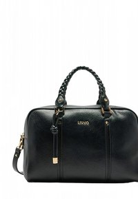 Borsa a mano in pelle nera con texture granulosa, manico intrecciato, dettagli dorati e logo sulla parte anteriore. Include una tracolla regolabile.