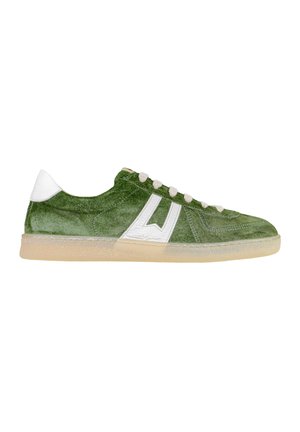Sneaker verde in suede a taglio basso con linguetta sul tallone bianca, logo bianco sul lato, suola traslucida beige e lacci bianchi, mostrata di profilo.