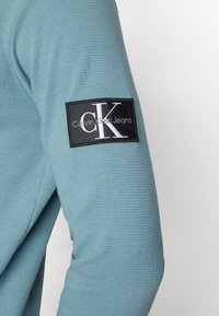 Calvin Klein Jeans BADGE TEE - Top dugih rukava - goblin blue