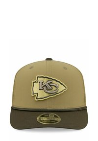 Beige Kappe mit strukturiertem Design und einem dunkelgrünen Schirm. Auf der Vorderseite ist das gestickte Logo der Kansas City Chiefs abgebildet. Mit verstellbarem Snapverschluss.