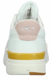 Basket blanche avec un dessus en cuir texturé, un empiècement en daim rose au talon et une épaisse semelle en caoutchouc jaune. Présente un logo brodé sur le talon.