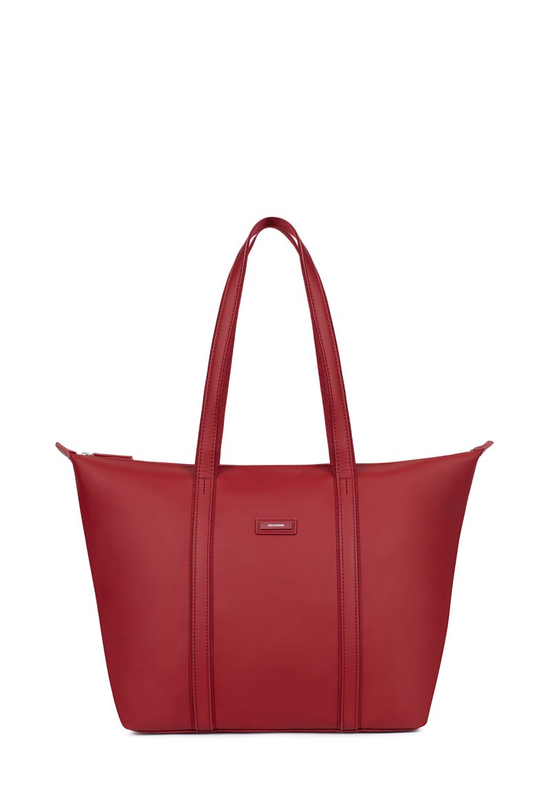Rode leren totebag met twee lange handvatten, ritsclosures en contrasterende stiksels op de voorkant en zijkanten. Gladde textuur.