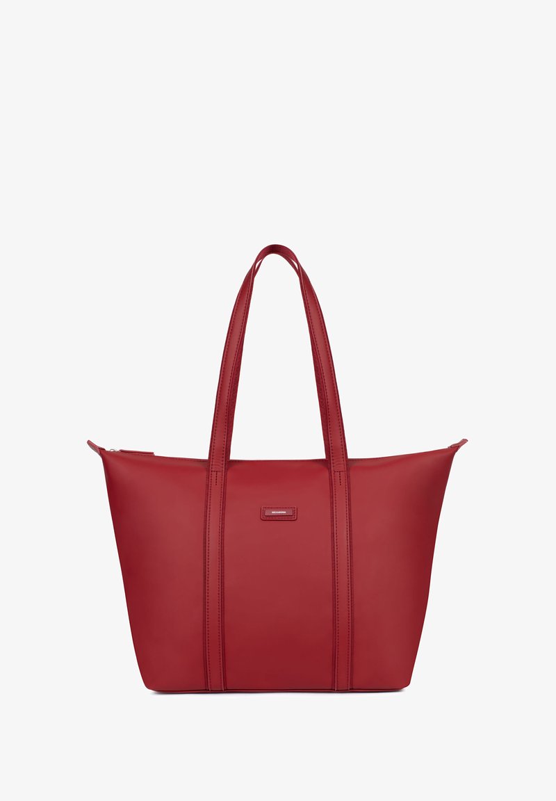 Rode leren totebag met twee lange handvatten, ritsclosures en contrasterende stiksels op de voorkant en zijkanten. Gladde textuur.