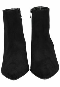 Bottines en daim noir avec un bout pointu et fermeture éclair sur le côté. Texture lisse et design épuré, adaptées à une tenue formelle ou décontractée.