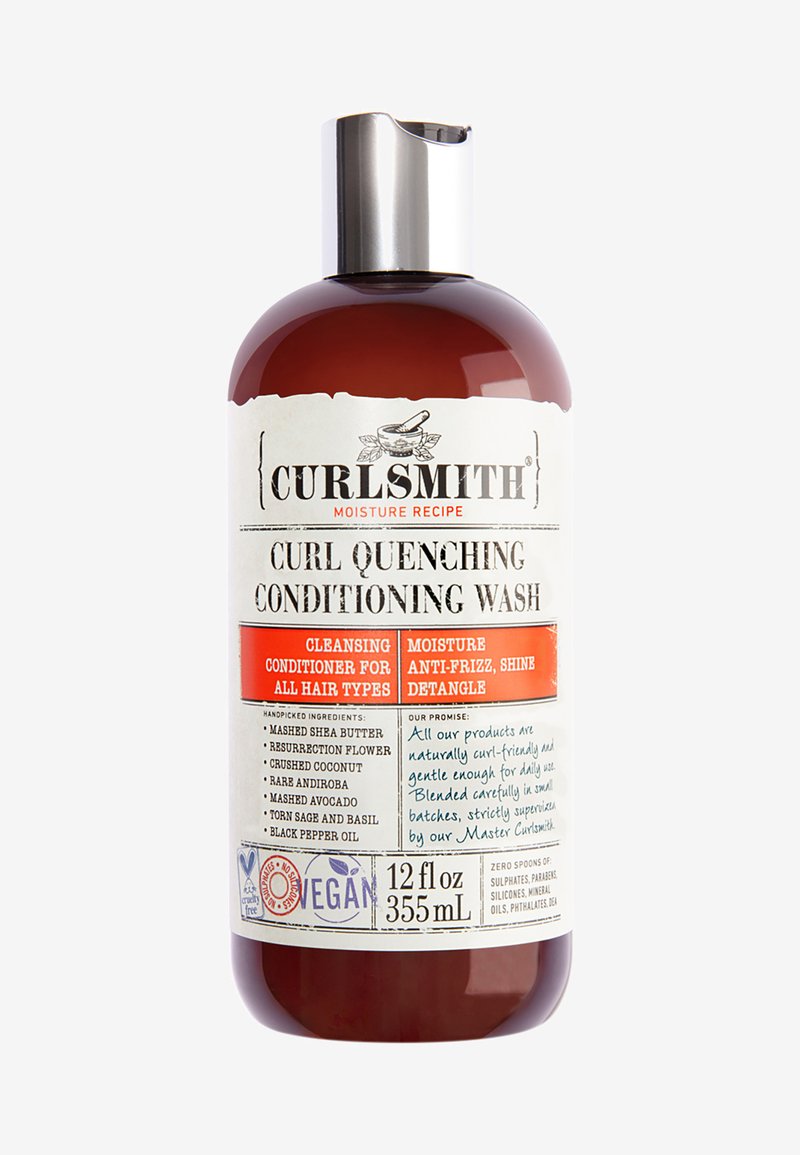 Curlsmith Curl Quenching Conditioning Wash in een bruine plastic fles met een zwarte pomp, voorzien van een wit etiket met kleurrijke tekst en iconen.