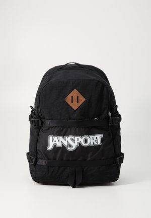 Czarny plecak wykonany z trwałego materiału, z teksturowanym skórzanym diamentowym naszywkiem i widocznym białym logo na przedniej kieszeni.