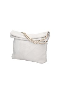 Borsa a pochette bianca trapuntata con una finitura in tessuto morbido, caratterizzata da una parte superiore piegata e una tracolla in catena dorata. Le dimensioni sono di circa 30 cm di larghezza.